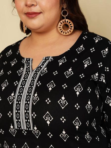 Detail view of the black and white tunic - round neckline with a small slit and a subtle border.